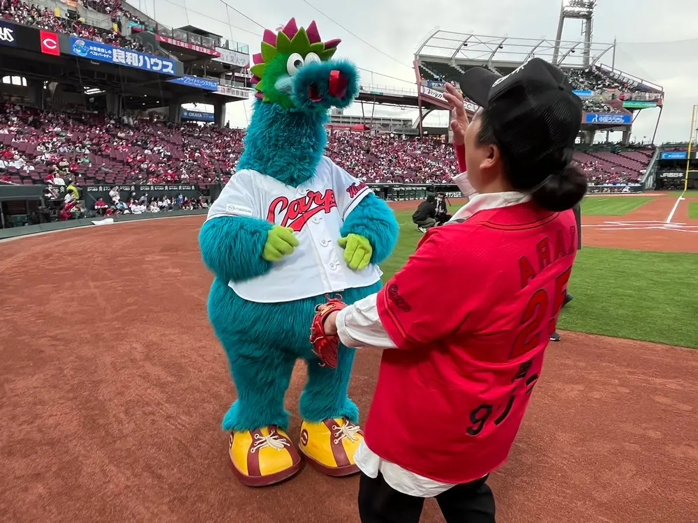 オオクボックスがマツダスタジアムで『始球式』⚾ | 広島FM【公式】